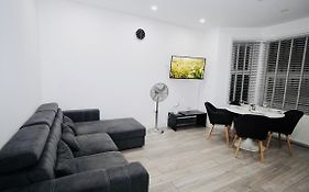 E2M Stays Luxury Apt Close To Ilford Station With Free Parking